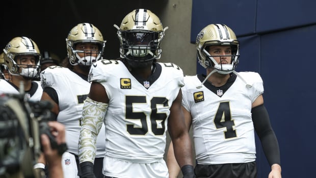 Demario Davis (56) and quarterback Derek Carr (4)